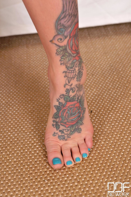 Nasty MILF with a meaty ass Yuffie Yulan rides a boner in a foot fetish fuck
