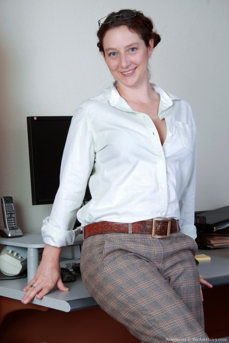 Solo model reveals her silky armpits and bush as she undresses in home office