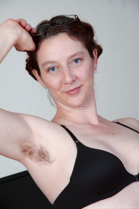Solo model reveals her silky armpits and bush as she undresses in home office