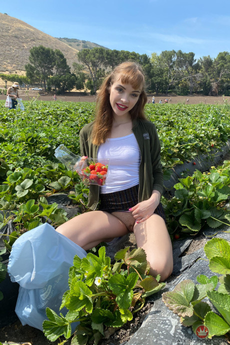 Amateur babe Aliya Brynn flashes her snatch in public & spreads it up close