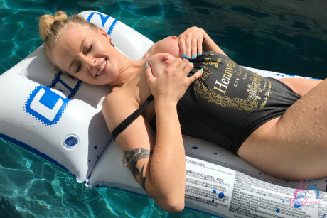 Amateur girlfriend Paris White sunbathing and showing her tits at the pool