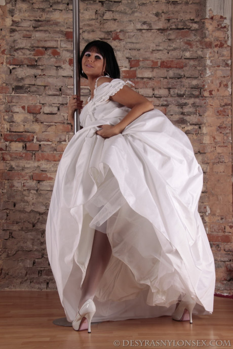 Bride with gigantic boobies Desyra Noir removes her wedding dress in a hot striptease