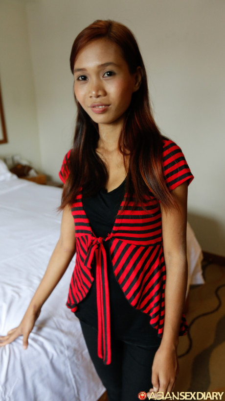 Skinny asian babe Mimi B reveals her body before a POV bang session