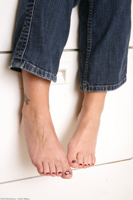 Old amateur Cheyanne flaunts her large booty and hot feet in a solo