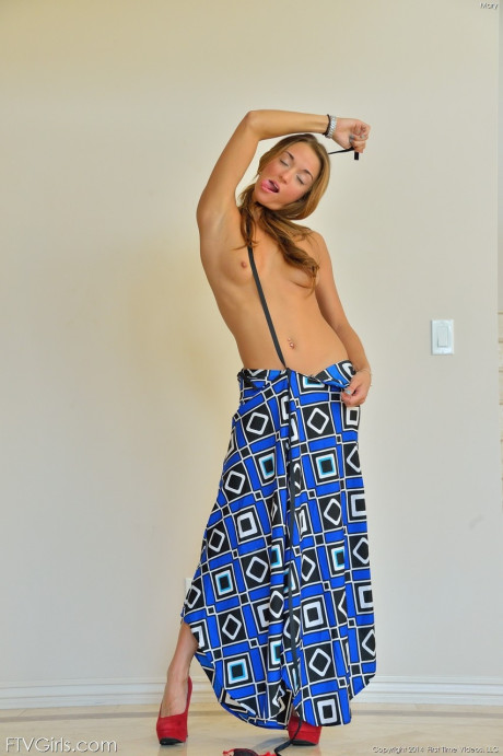 Amateur sweety Mary doffs her long dress and flaunts her lovely booty and snatch