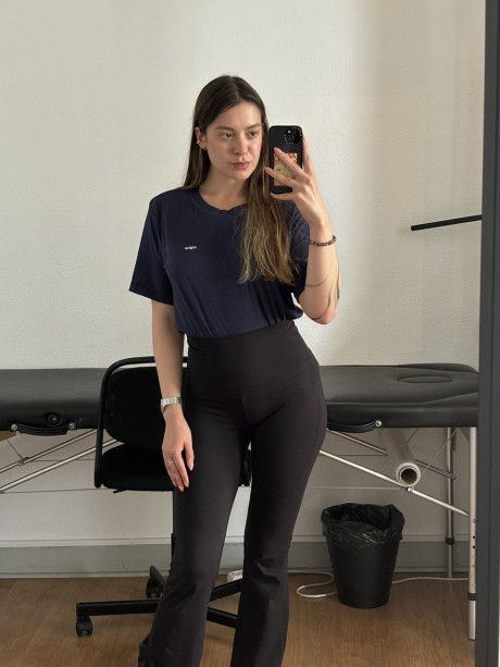 Attractive babe Scarlett Oharra flaunts her sexy tasty booty and poses in a solo