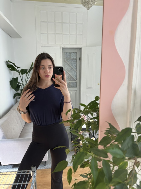 Attractive babe Scarlett Oharra flaunts her sexy tasty booty and poses in a solo