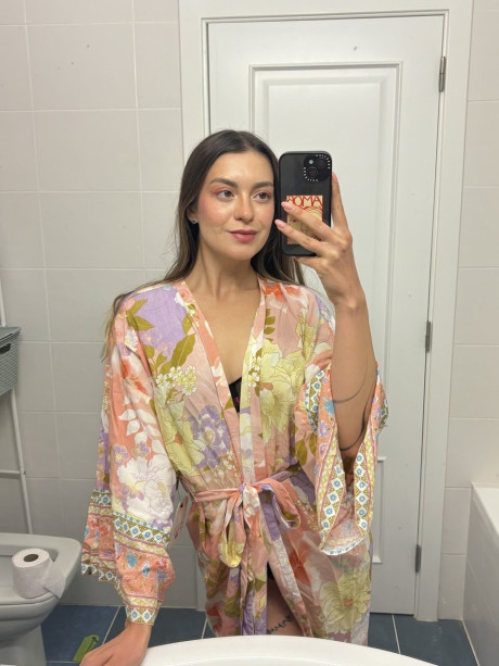 Attractive babe Scarlett Oharra flaunts her sexy tasty booty and poses in a solo