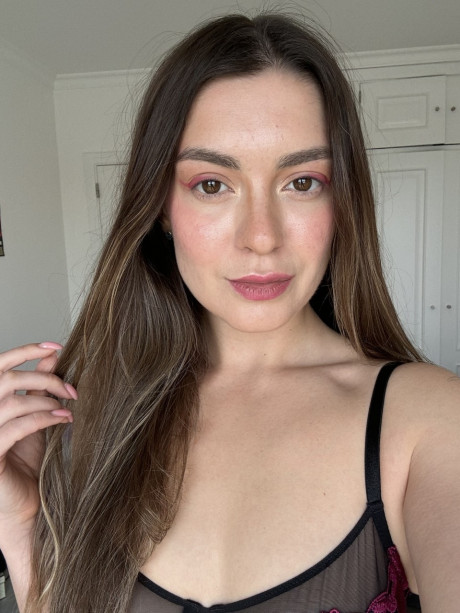 Attractive babe Scarlett Oharra flaunts her sexy tasty booty and poses in a solo