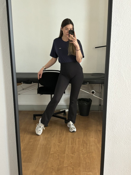 Attractive babe Scarlett Oharra flaunts her sexy tasty booty and poses in a solo