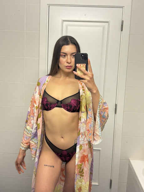 Attractive babe Scarlett Oharra flaunts her sexy tasty booty and poses in a solo