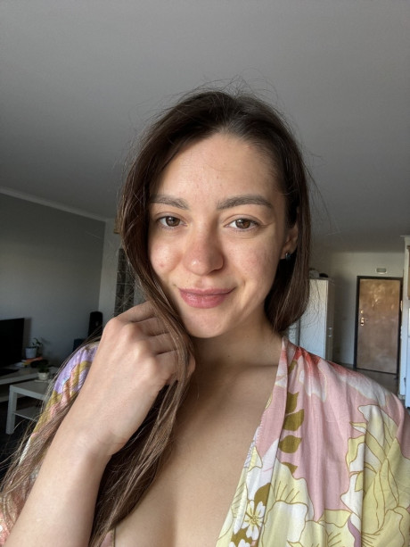 Attractive babe Scarlett Oharra flaunts her sexy tasty booty and poses in a solo