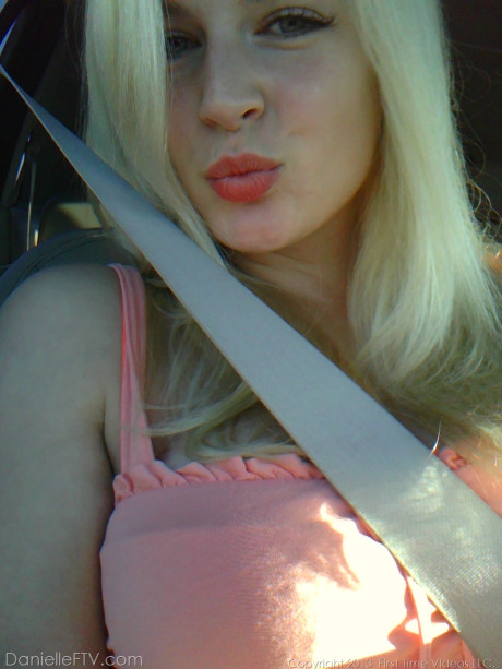 Blondy amateur Danielle Ftv dons numerous outfits for non nude selfies