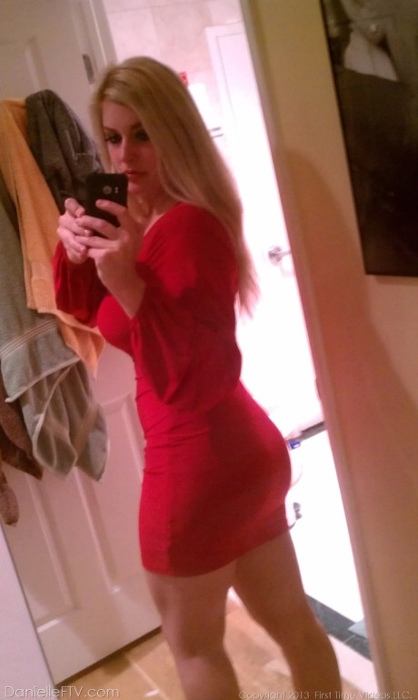 Blondy amateur Danielle Ftv dons numerous outfits for non nude selfies