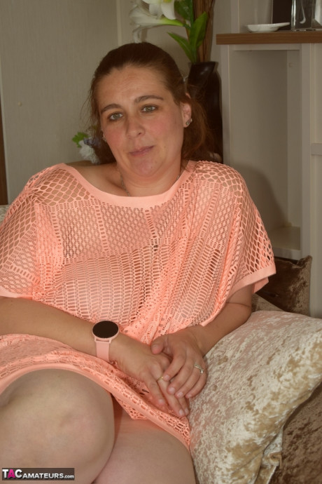 Redheaded BBW makes her naked modelling debut upon a sofa