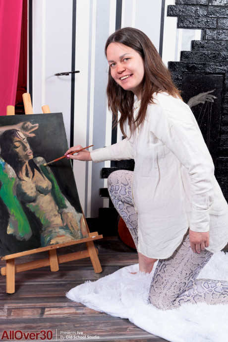 Pregnant artist Iva strips and shows her big belly, gigantic behind & hairy twat