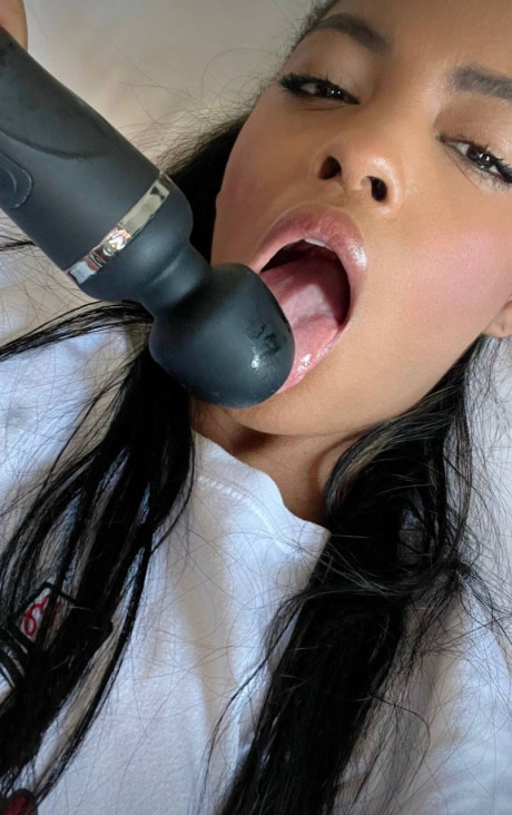 Fine amateur Sofi Vega exposes her thick butt and toys her juicy snatch