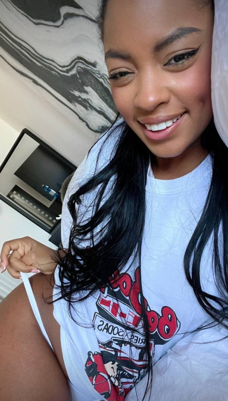 Fine amateur Sofi Vega exposes her thick butt and toys her juicy snatch