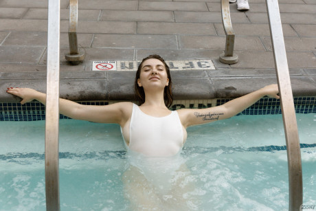 Fine amateur babe in a hot swimsuit Olivia Yukon goes for a swim