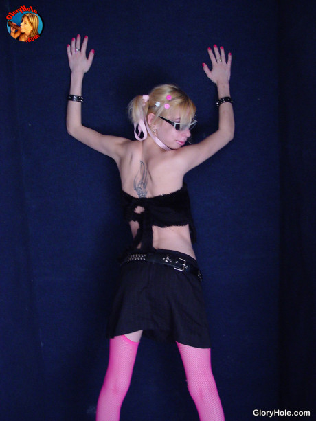 Ebony meat bitch Lain Oi wears shades and pink stockings whilst gives bj
