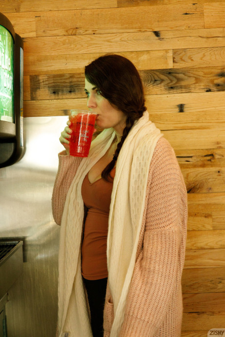 Pretty curvy babe Sammy Loble shows her juicy tits & her giant butt