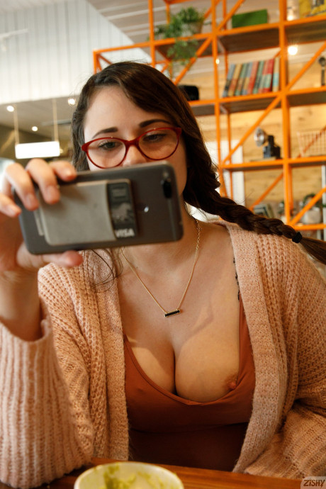 Pretty curvy babe Sammy Loble shows her juicy tits & her giant butt