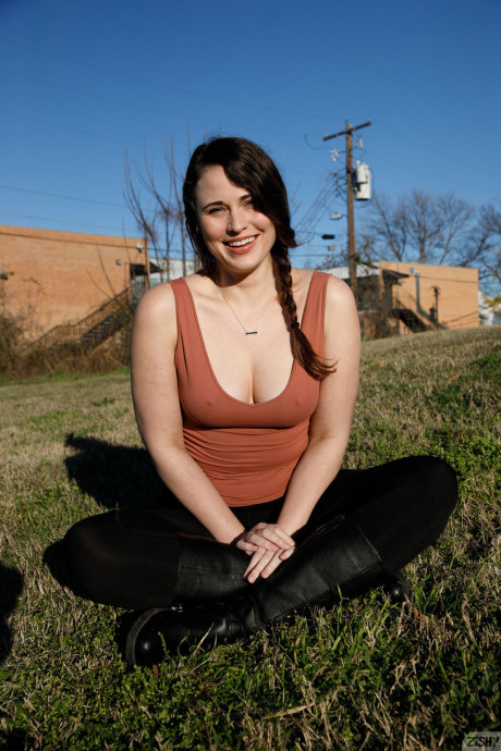 Pretty curvy babe Sammy Loble shows her juicy tits & her giant butt