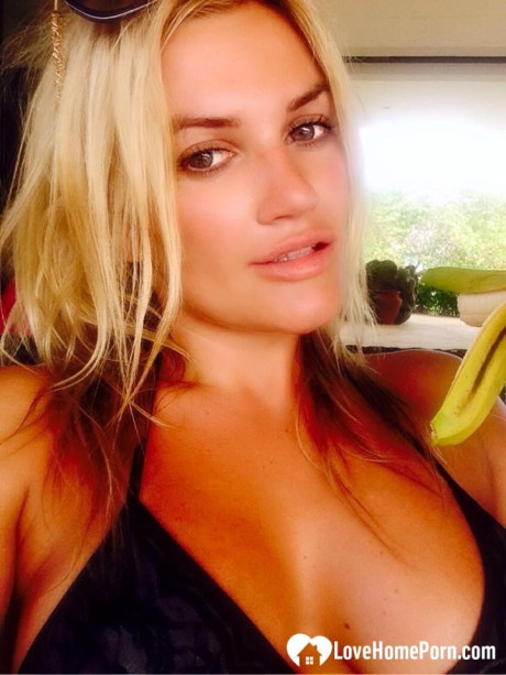 Blondy amateur shows off her juicy melons & twat while taking undressed selfies
