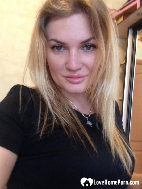 Blondy amateur shows off her juicy melons & twat while taking undressed selfies