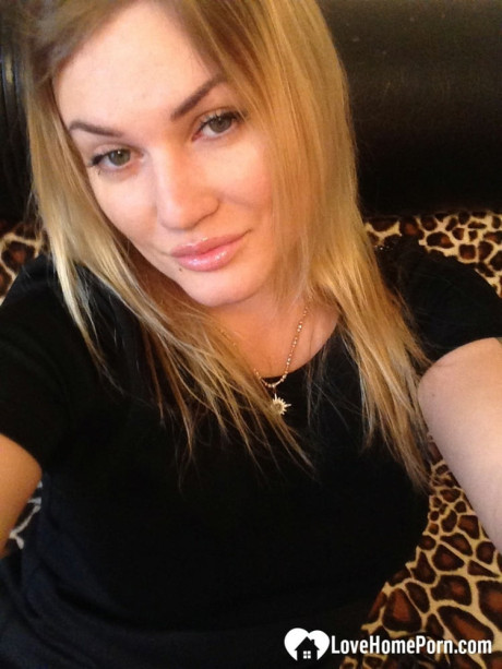 Blondy amateur shows off her juicy melons & twat while taking undressed selfies