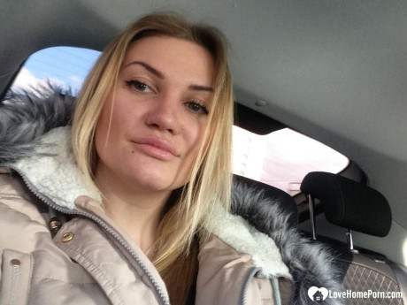 Blondy amateur shows off her juicy melons & twat while taking undressed selfies