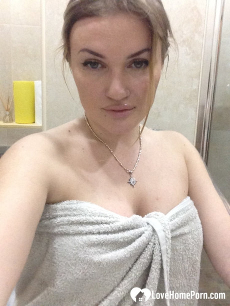 Blondy amateur shows off her juicy melons & twat while taking undressed selfies