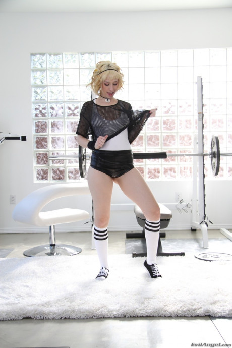 Big ass blondes Phoenix Marie & Proxy Paige working out at the gym