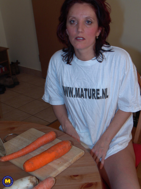 Cougar amateur Jutka sticks a fat carrot in her pussy before getting peed on