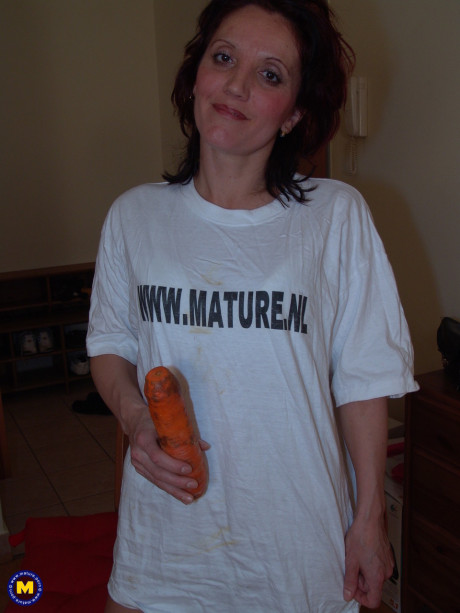 Cougar amateur Jutka sticks a fat carrot in her pussy before getting peed on