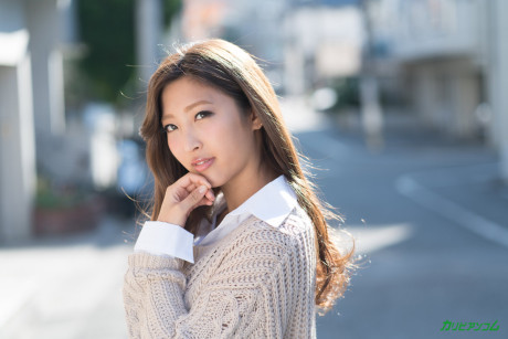 Attractive Japanese babe Emiri Momota masturbates with a toy before a hot bang