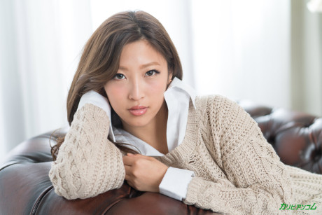 Attractive Japanese babe Emiri Momota masturbates with a toy before a hot bang