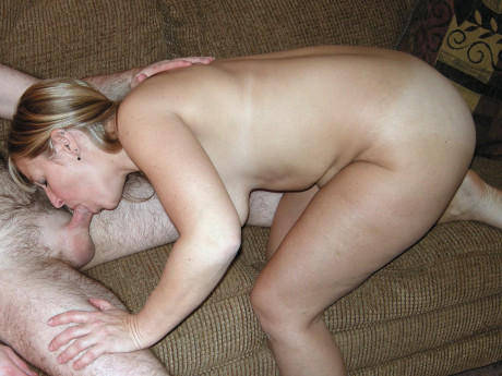 Curvy mature chick Lisa getting screwed by an mature man man stud with glasses on the sofa