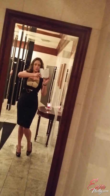 Broad with impressive assets Eva Notty adores making sleazy selfies