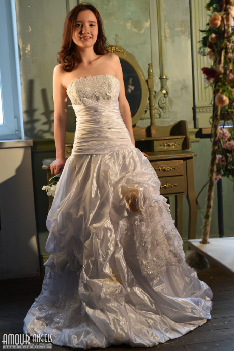 Teenie bride frees her enormous naturals from wedding dress as she strips undressed