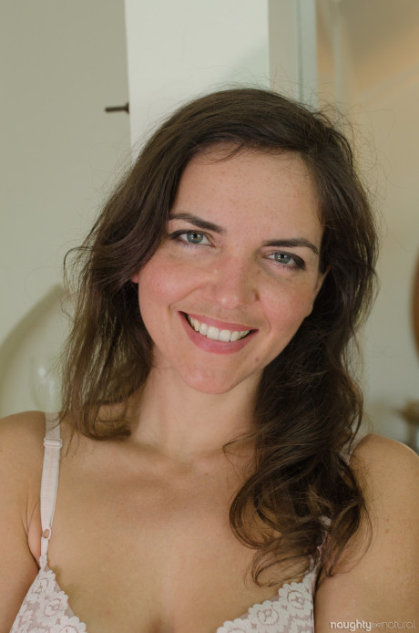 Hairy American housewife Katie Zucchini displays her bushy crotch up close