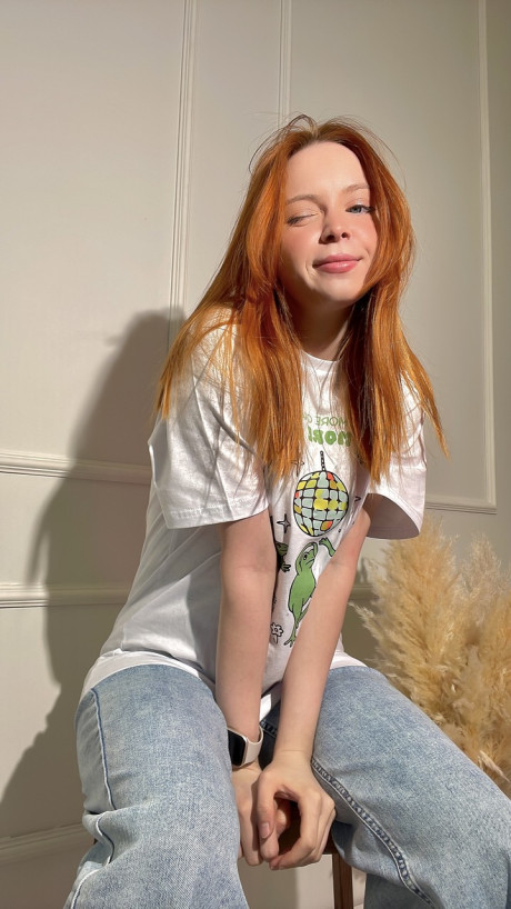 OnlyFans sweetie Olash Peachy teases with her natural boobies & enormous ass in a solo