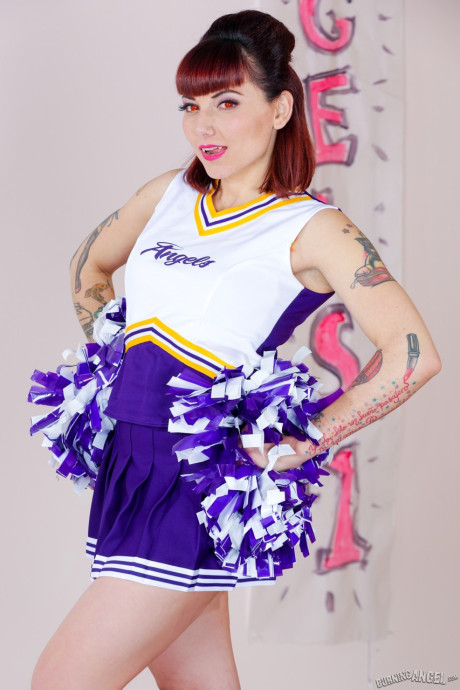 Tattooed cheerleader Veronica Layke offers up undressed cunt on her knees