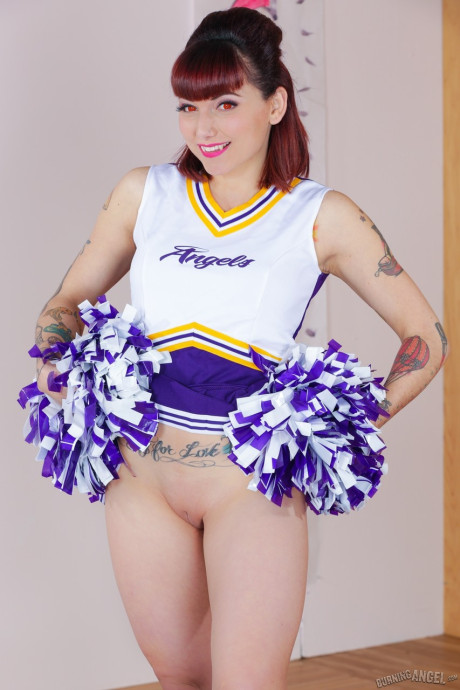 Tattooed cheerleader Veronica Layke offers up undressed cunt on her knees