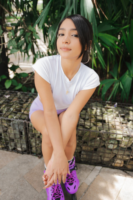 Beautiful pretty latina teen Why Effy shows the bottoms of her feet while going naked