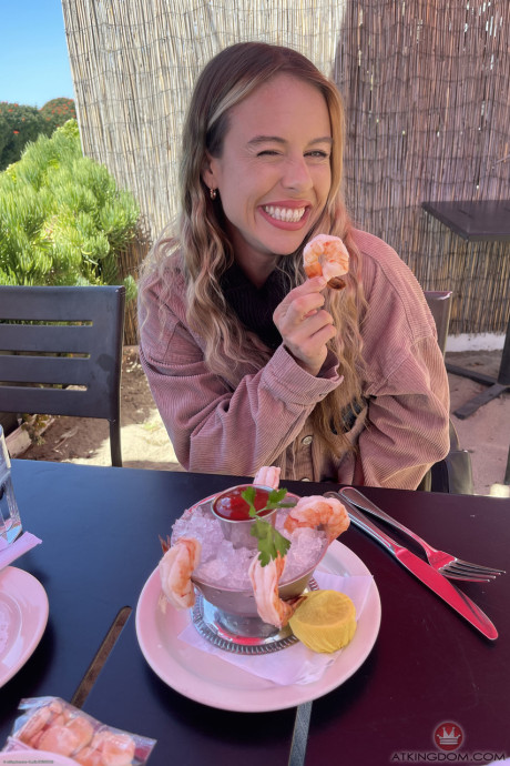 Sweet amateur Summer Vixen inserting Ben-Wa balls into her coochie