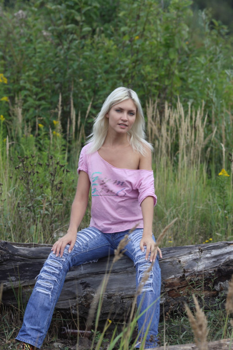 Fresh teen blondie strips down to her ripped jeans while in the outdoors