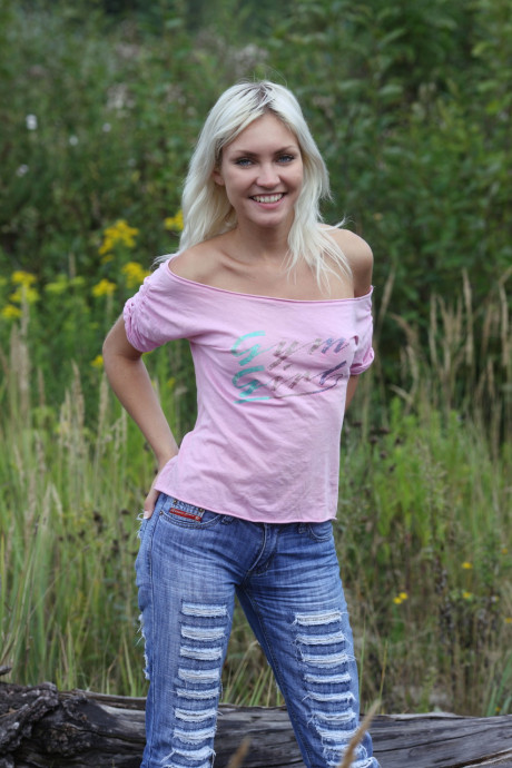 Fresh teen blondie strips down to her ripped jeans while in the outdoors