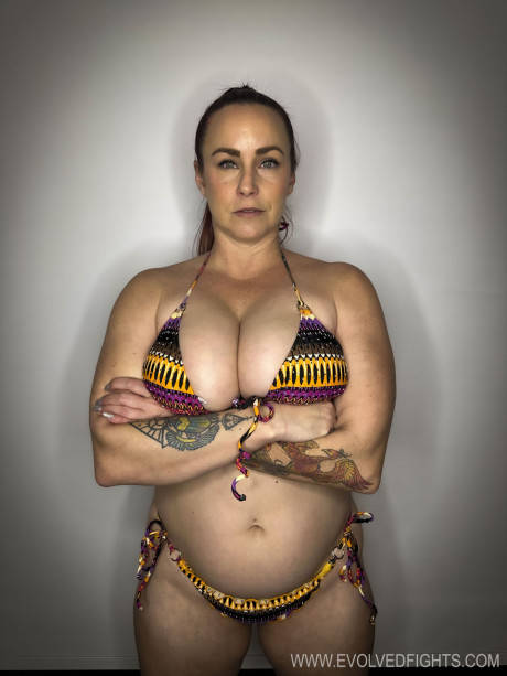 Wild wrestler Bella Rossi loves a BBC while fighting with a black dude