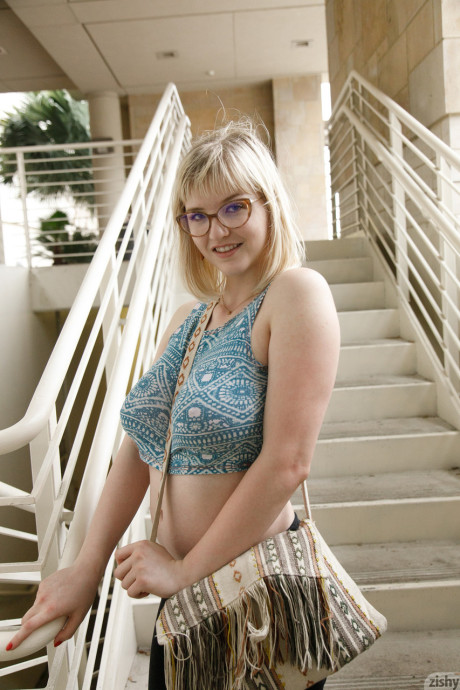 Alluring blondie Vicky Chandler exposes her giant butt & her juicy melons